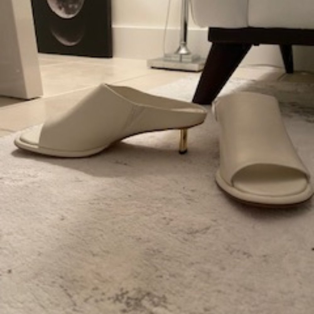 BRAND NEW VINCE EZZY KITTEN heel  mule MILK WHITE SIZE 39    1.5 INCH HEEL